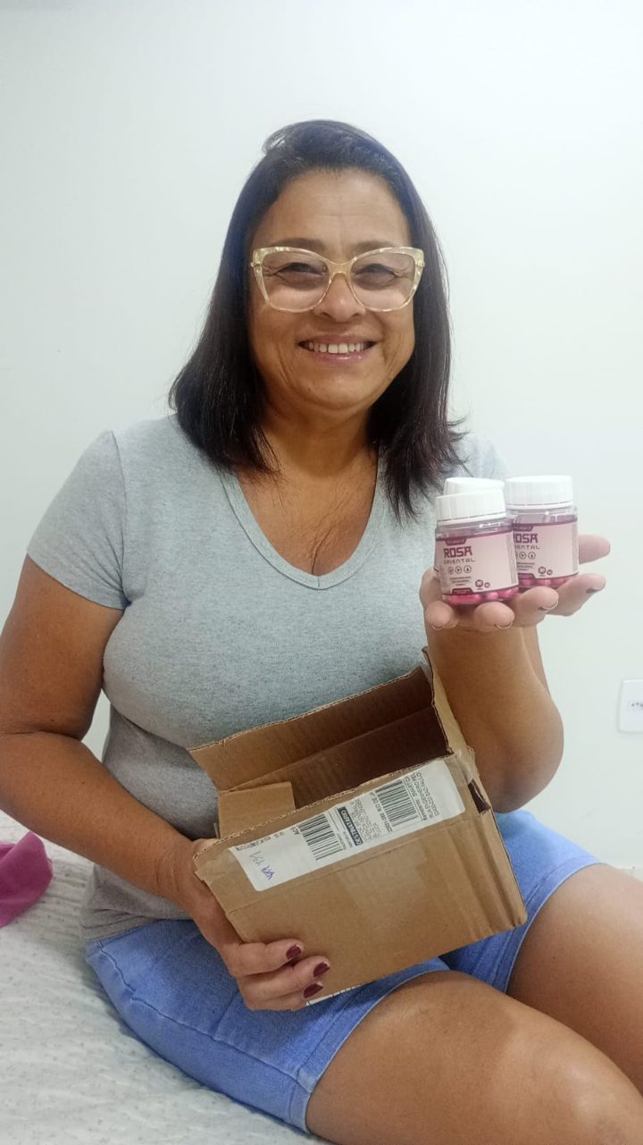 Cliente segurando dois potes de Rosa Oriental